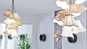 Un intérieur moderne agrémenté de lampes décoratives suspendues et d’un mur miroir.