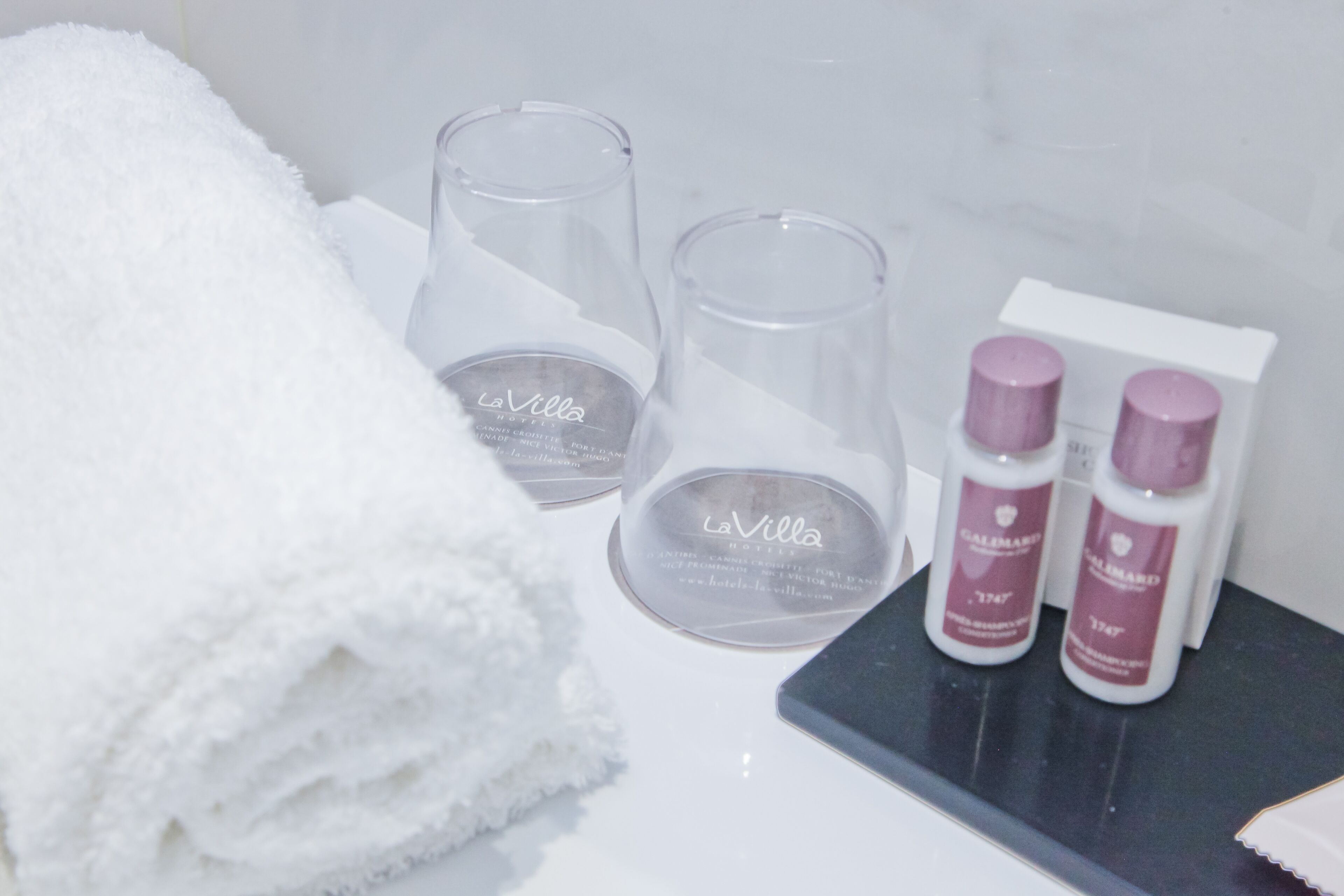 chambre prestige triple | bathroom | shower, rainfall showerhead, free toiletries, hair dryer