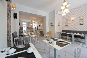 Daily buffet breakfast for a fee - La Villa Nice Promenade (Nice)