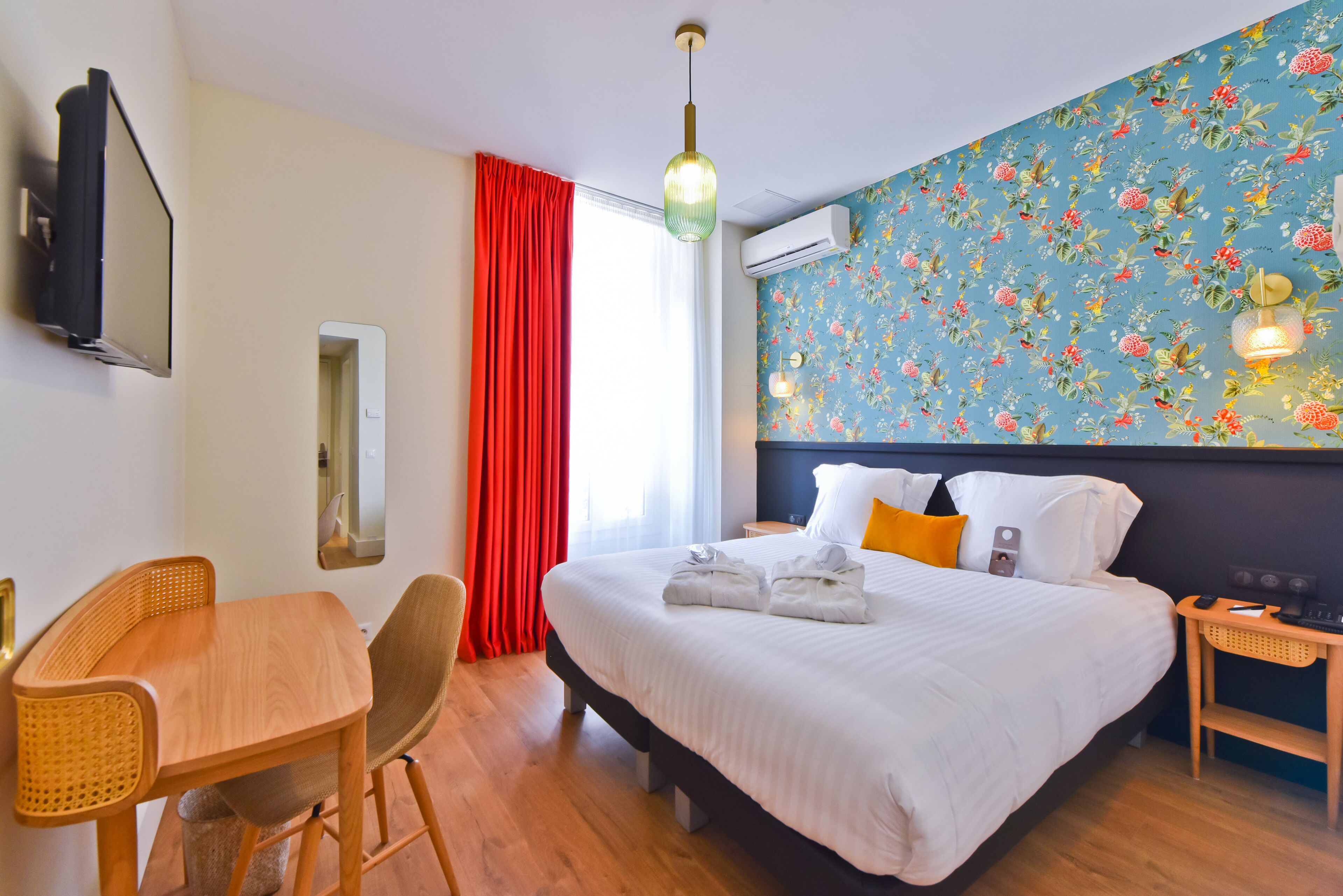 Prestige Room Balcony | In-room safe, desk, blackout drapes, soundproofing