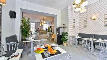 Petit déjeuner buffet servi tous les jours en supplément