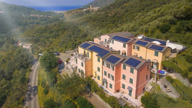 Zona residencial con varios edificios que tienen paneles solares en los techos.