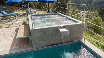 Außenpool (je nach Saison geöffnet), Sonnenschirme, Liegestühle