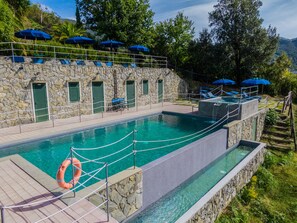 Piscina stagionale all'aperto, ombrelloni da piscina, lettini