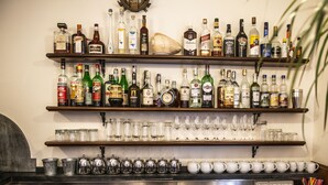 Eine Bar mit Regalen voller Spirituosen und Gläsern.