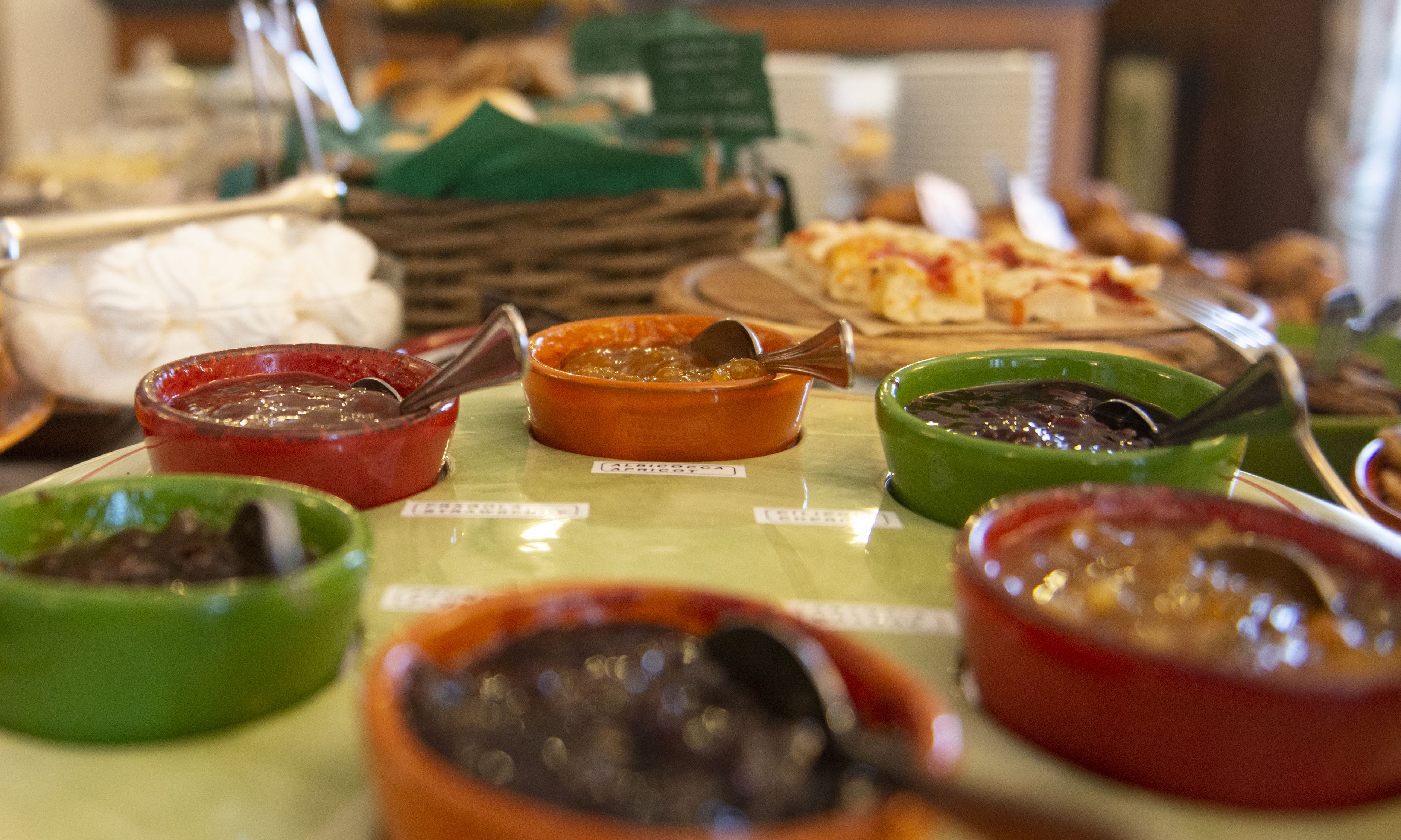 Una mesa de buffet con diversos platos en cuencos.