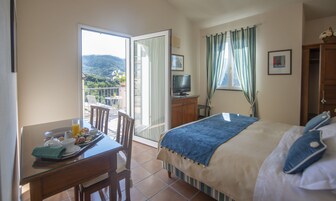 Ropa de cama de alta calidad, cubrecamas y minibar 