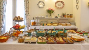 Una mesa de buffet con diferentes alimentos y salsas.