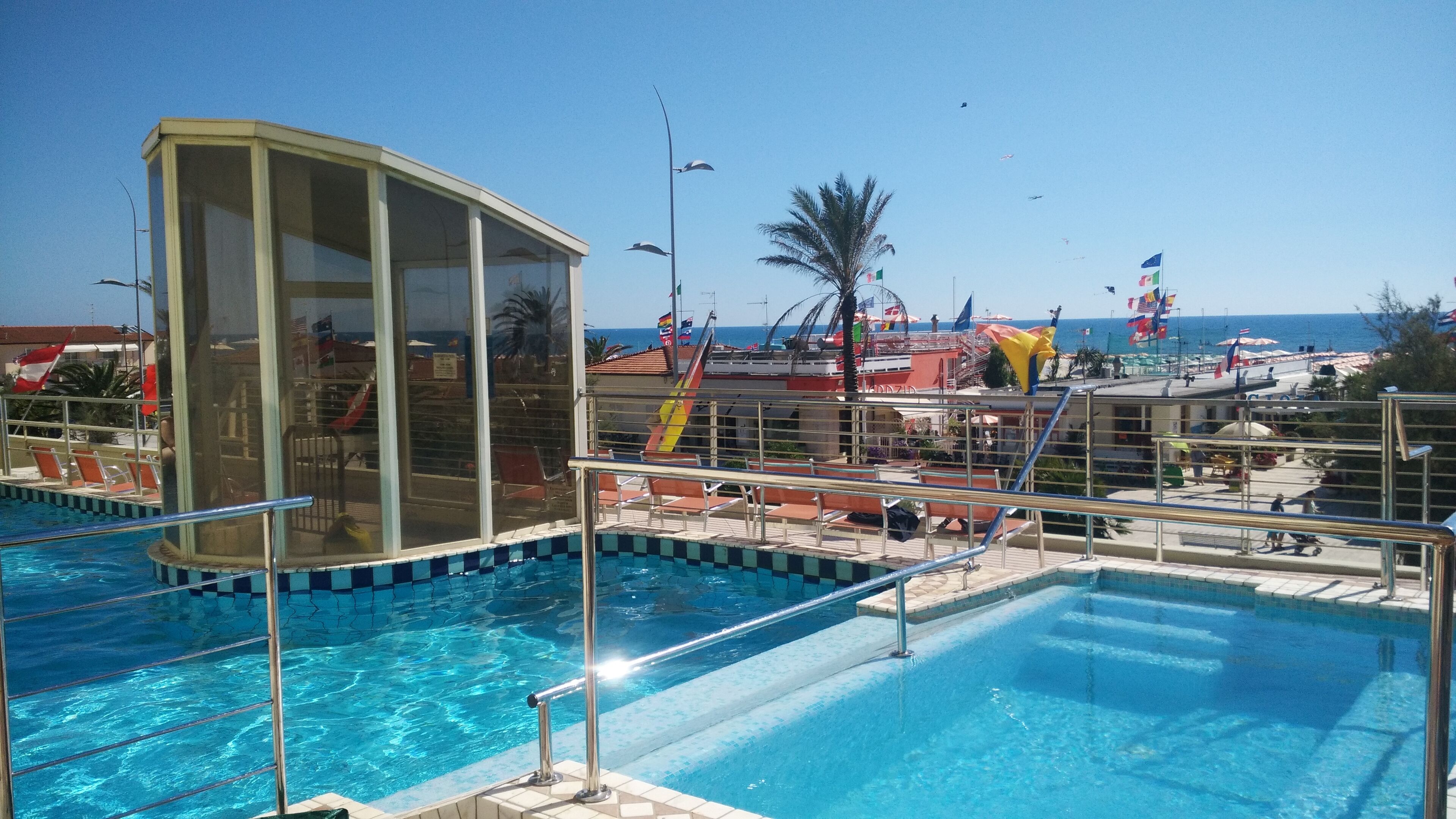 Una piscina al aire libre de temporada