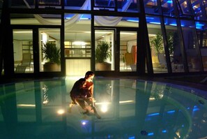 室内游泳池，室外游泳池