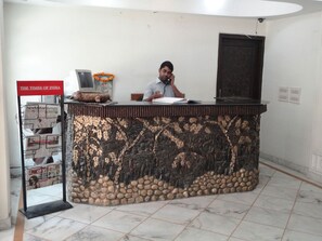 Una recepción con periódicos y una pared decorativa.