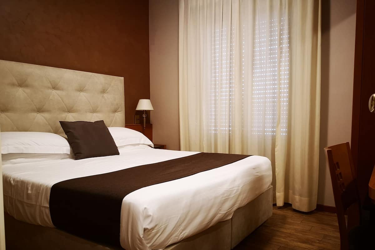 Economy-Zimmer, 1 Doppelbett | Hochwertige Bettwaren, Minibar, Zimmersafe, Schreibtisch