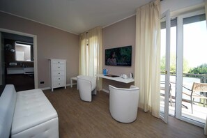 Superior Quadruple Room | Premium bedding, minibar, in-room safe, desk - Hotel Clarin 14 by Dori (Peschiera del Garda)