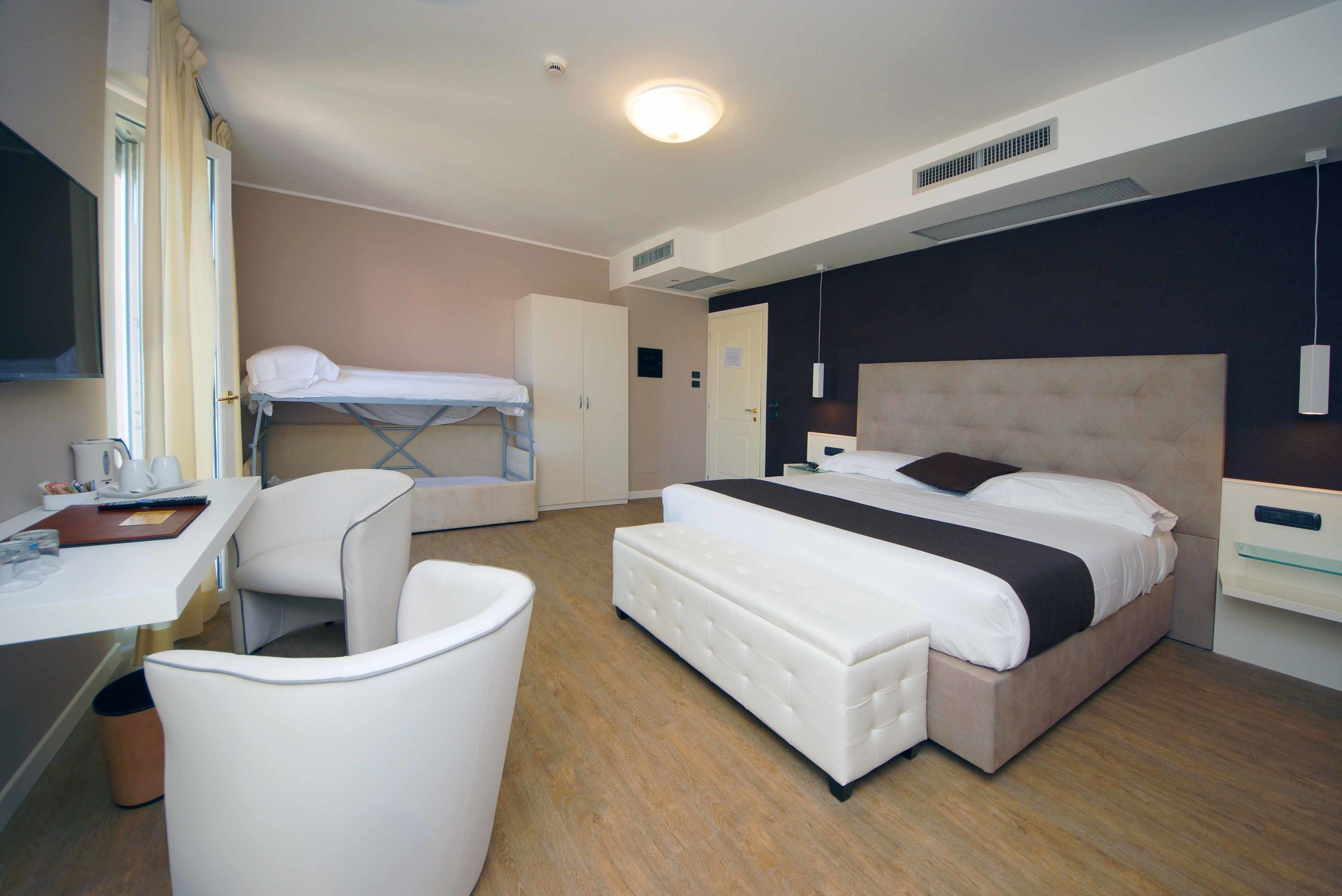 Roupas de cama premium, frigobar, cofres nos quartos, escrivaninha