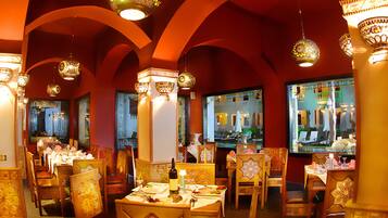 2 restaurants, breakfast, lunch, dinner served; international cuisine