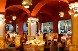 2 Restaurants, Frühstück, Mittagessen, Abendessen, internationale Küche
