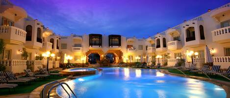 3 outdoor pools, pool umbrellas, pool loungers