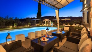 Bar junto a la piscina