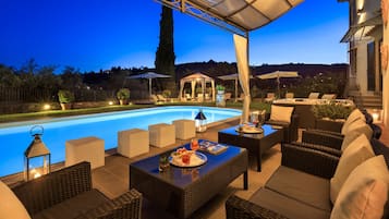 Poolside bar