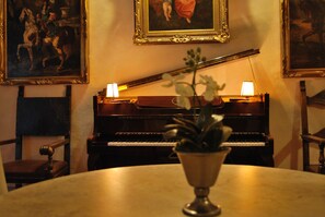 Lobby lounge