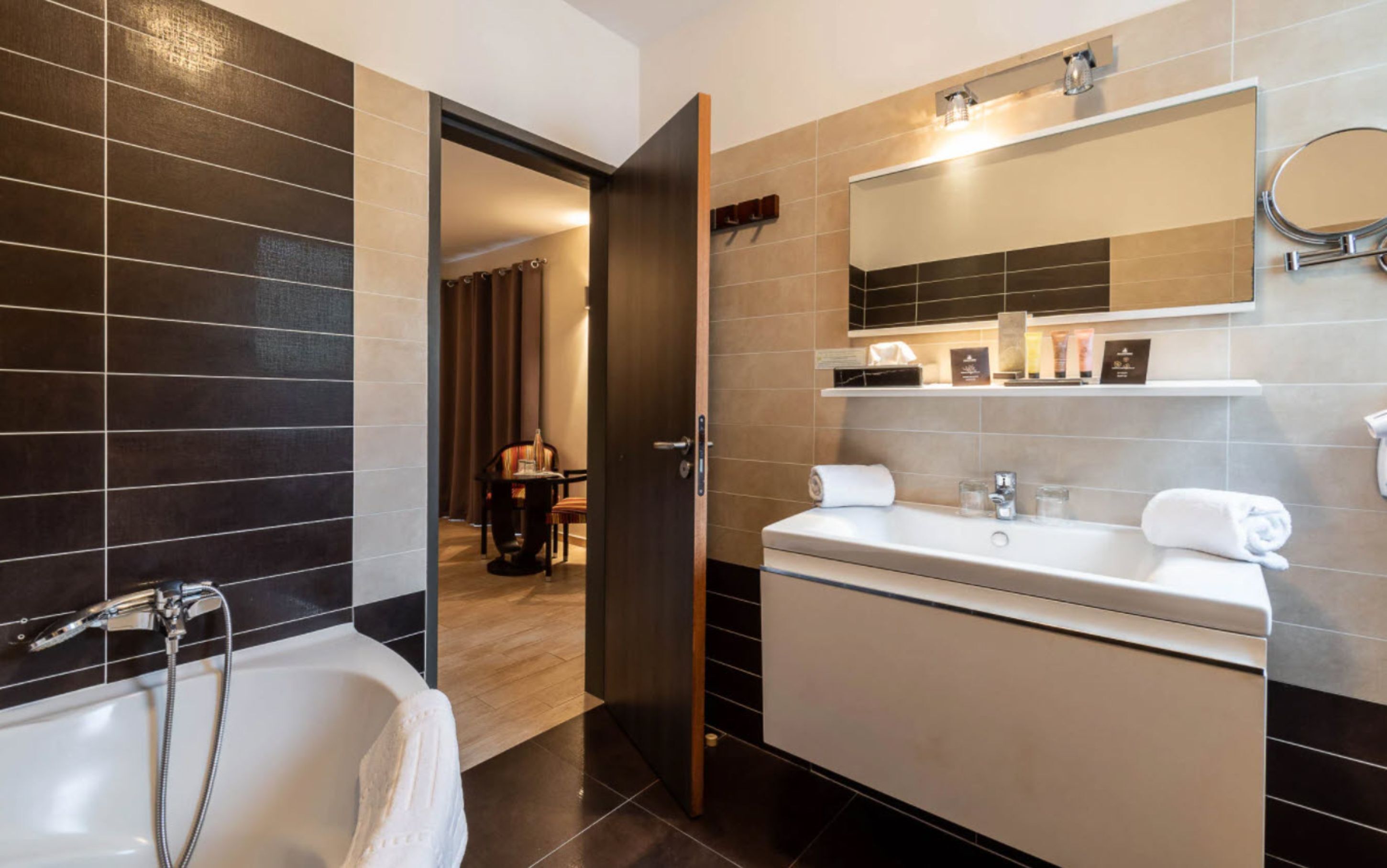 deluxe double room | bathroom | free toiletries, bathrobes, slippers, towels