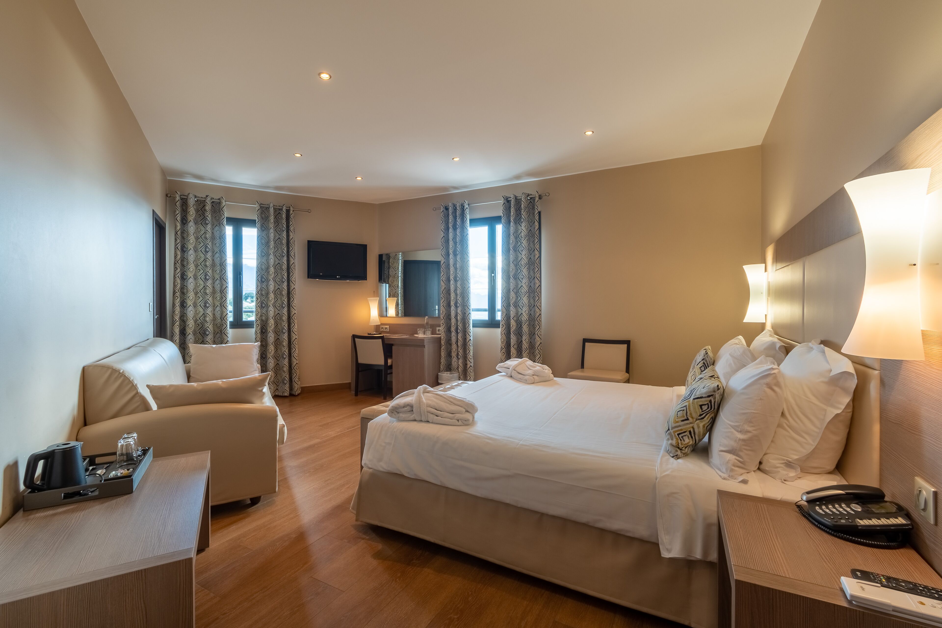 premium room | minibar, in-room safe, desk, soundproofing