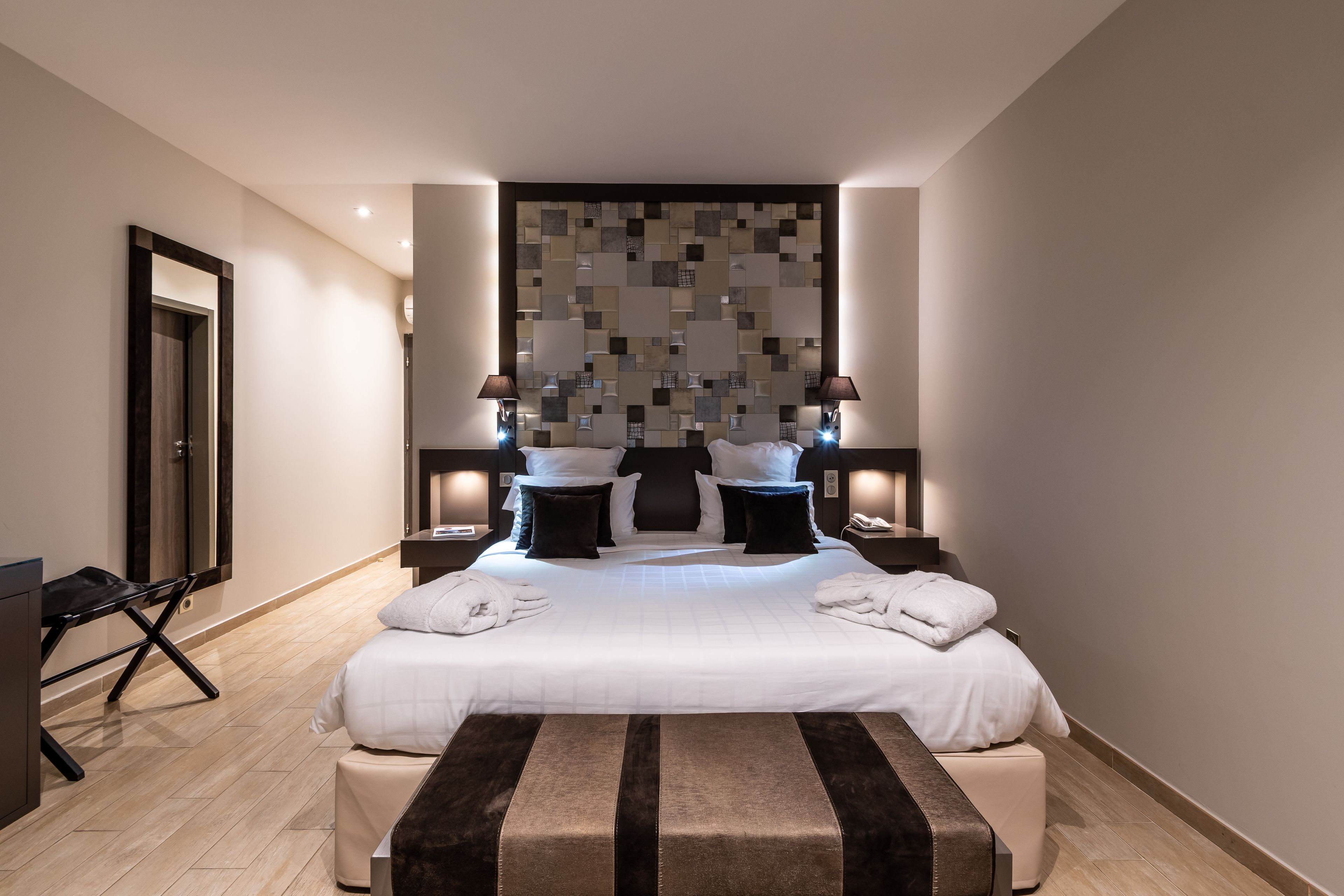 deluxe double room | minibar, in-room safe, desk, soundproofing