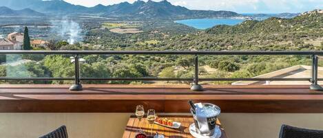 Deluxe Double Room | Minibar, in-room safe, desk, soundproofing