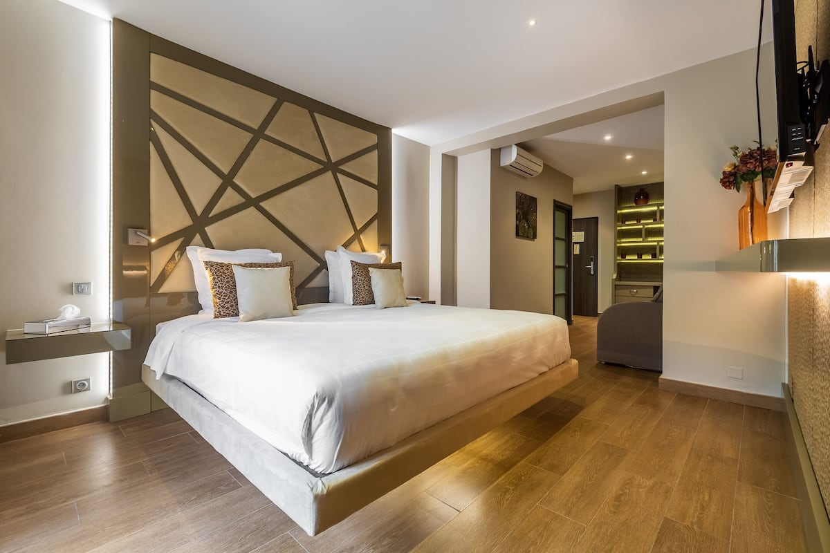 Kamar Double Deluks | Minibar, brankas, meja kerja, dan kedap suara