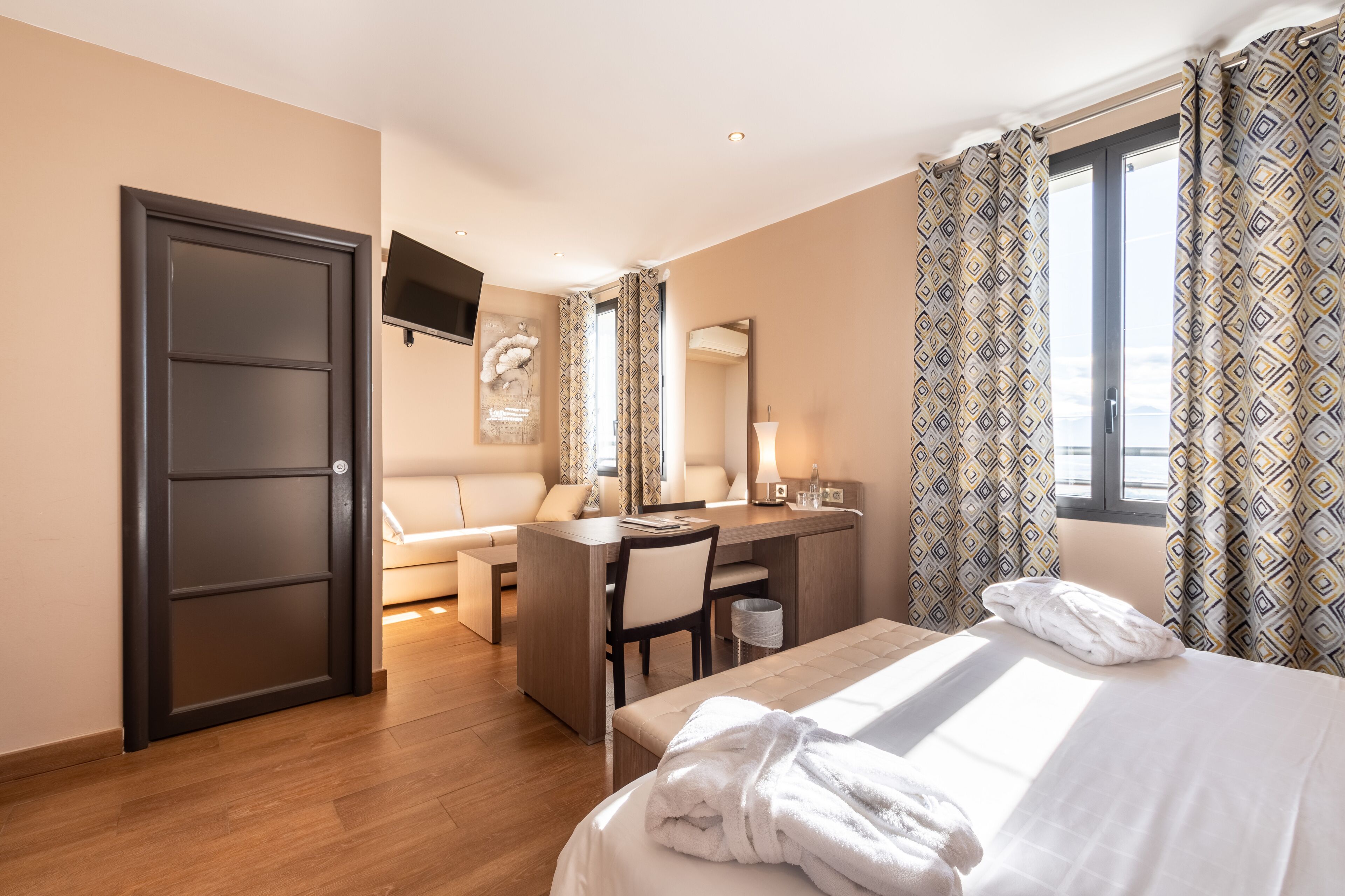 premium room | minibar, in-room safe, desk, soundproofing