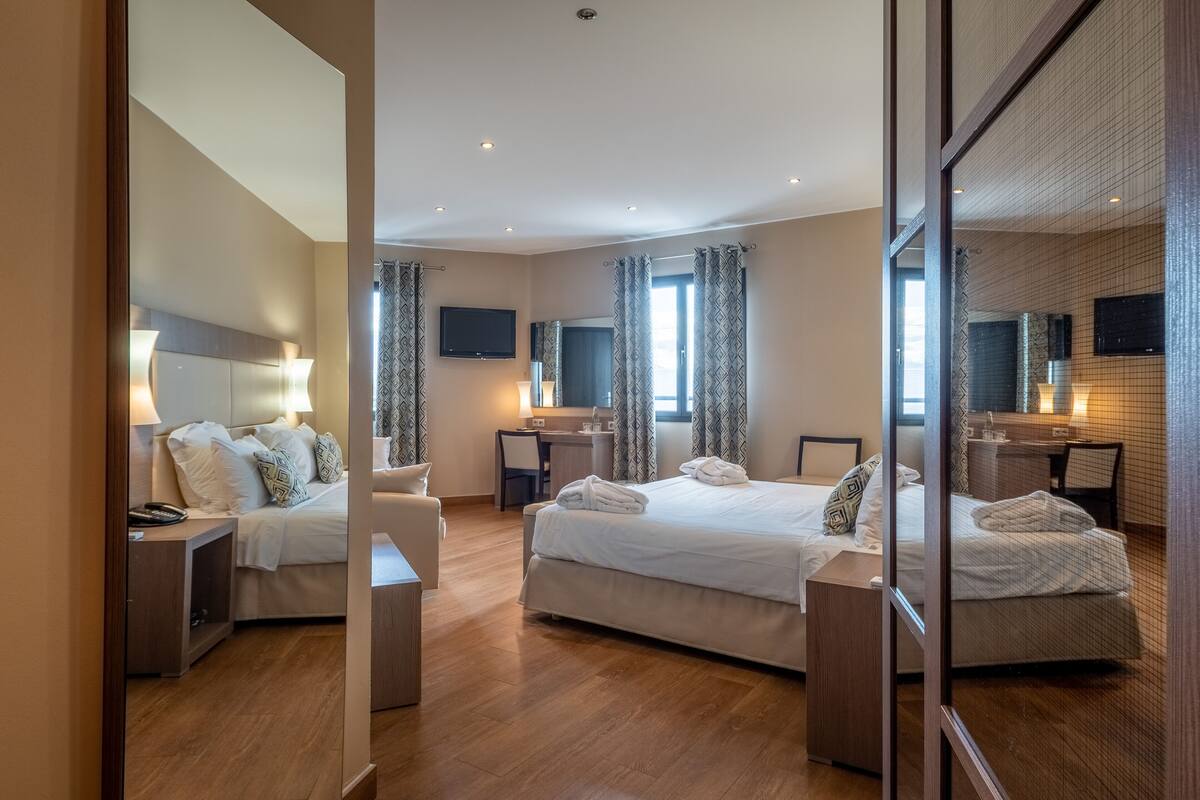 premium room | minibar, in-room safe, desk, soundproofing