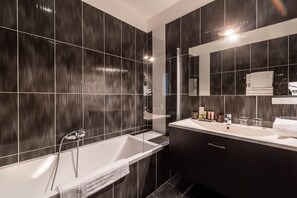 Premium Room | Minibar, in-room safe, desk, soundproofing - A Casa Di Mà (Lumio)