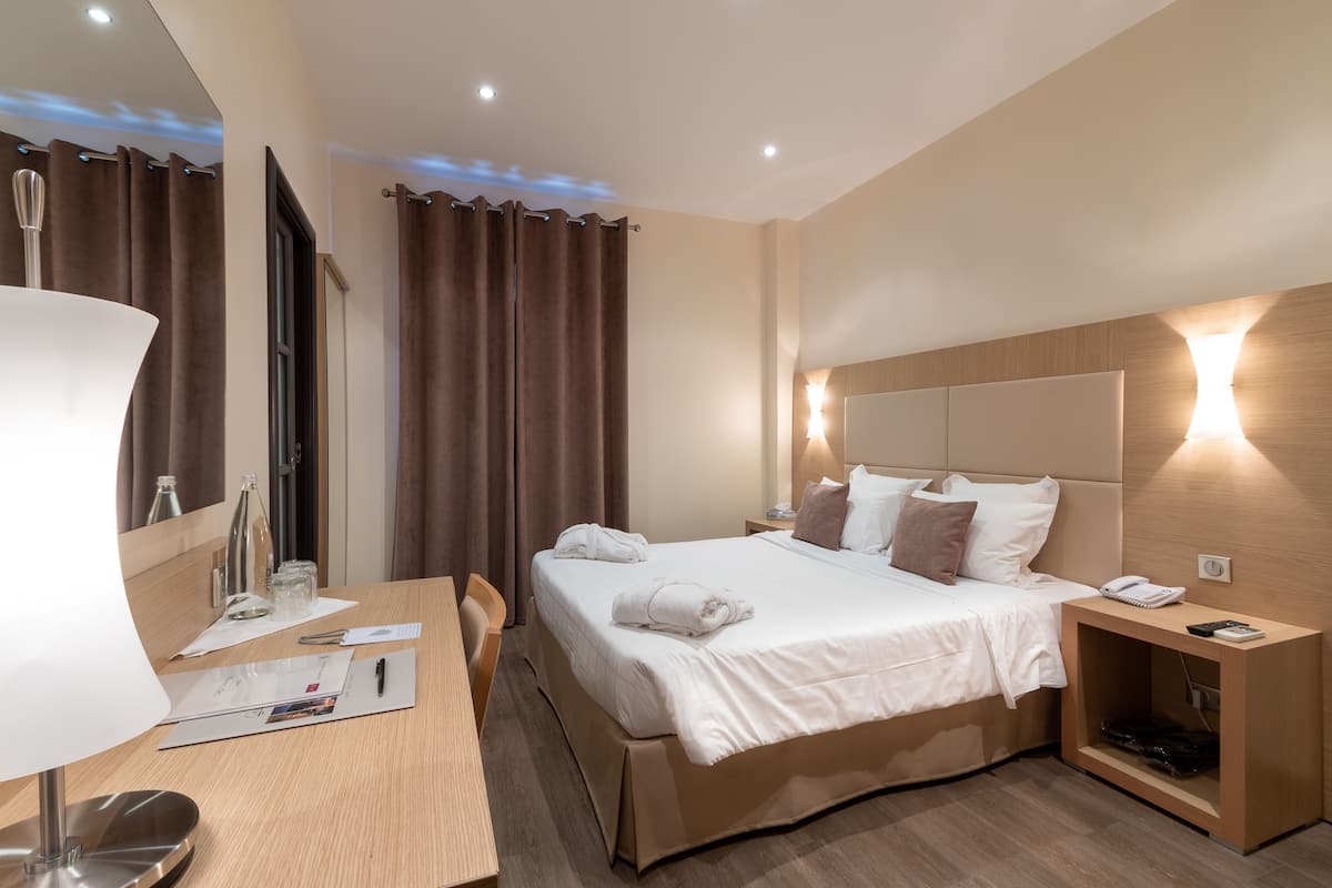 Kamar Double Comfort | Minibar, brankas, meja kerja, dan kedap suara