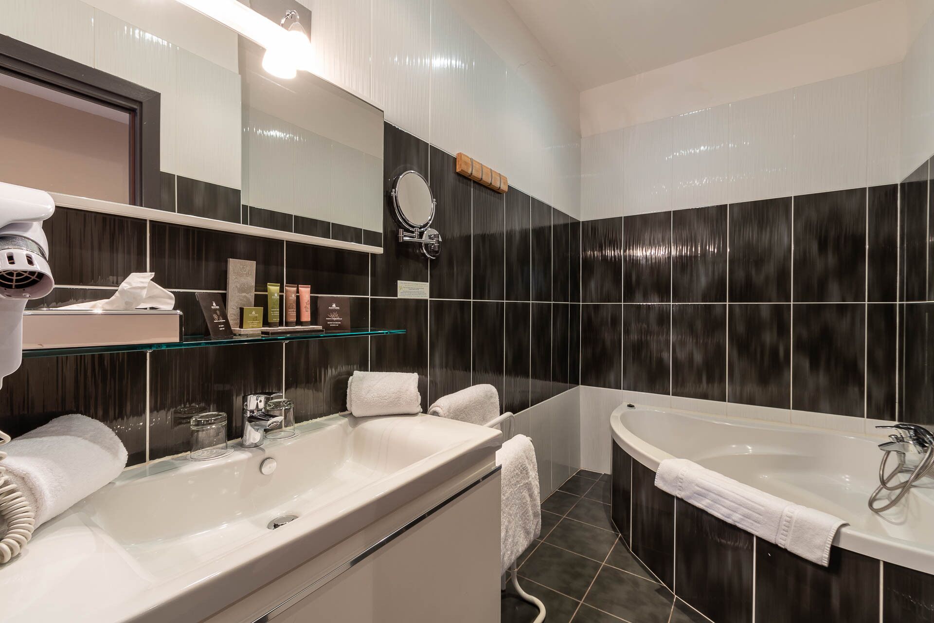 deluxe double room | bathroom | free toiletries, bathrobes, slippers, towels