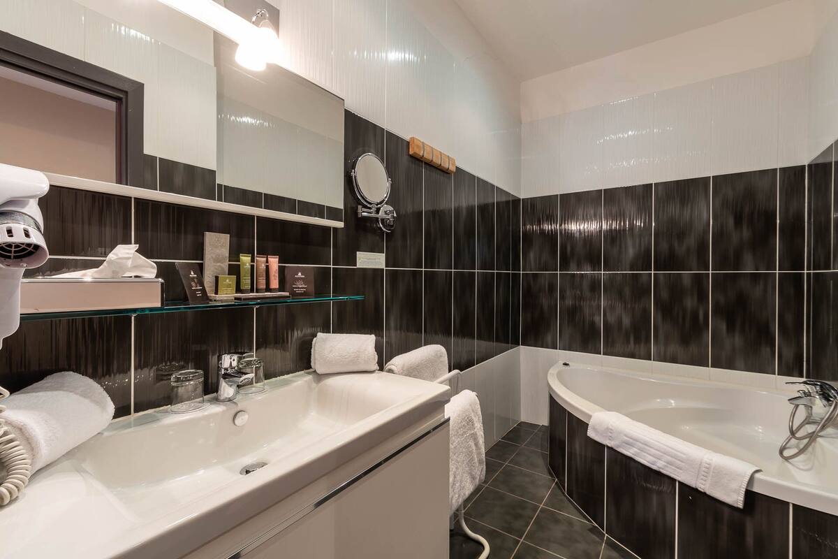deluxe double room | bathroom | free toiletries, bathrobes, slippers, towels