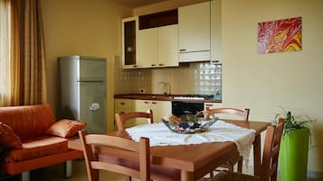 Apartamento, 2 habitaciones, cocina (4 people) | Cocina privada | Frigorífico grande, horno, placa de cocina y máquina de café espresso