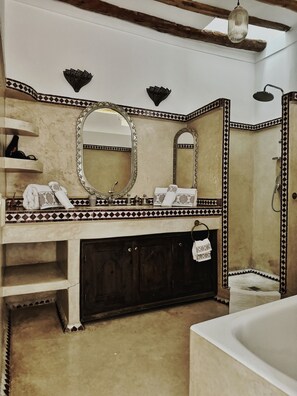 Family Suite (Marrakech) | Bathroom | Free toiletries, hair dryer, towels, shampoo - Riad Twilight (Marrakech)