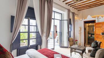 Ropa de cama de alta calidad y caja de seguridad en la habitación