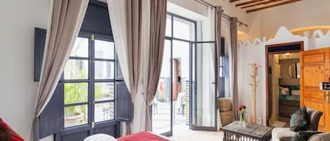 Ropa de cama de alta calidad y caja de seguridad en la habitación