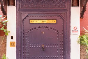 A purple door with a brass knocker and a sign reading "RIAD TWILIGHT 38". - Riad Twilight (Marrakech)