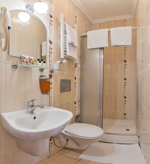 Separate tub and shower, hair dryer, towels - Turgut Hotel (Istanbul)