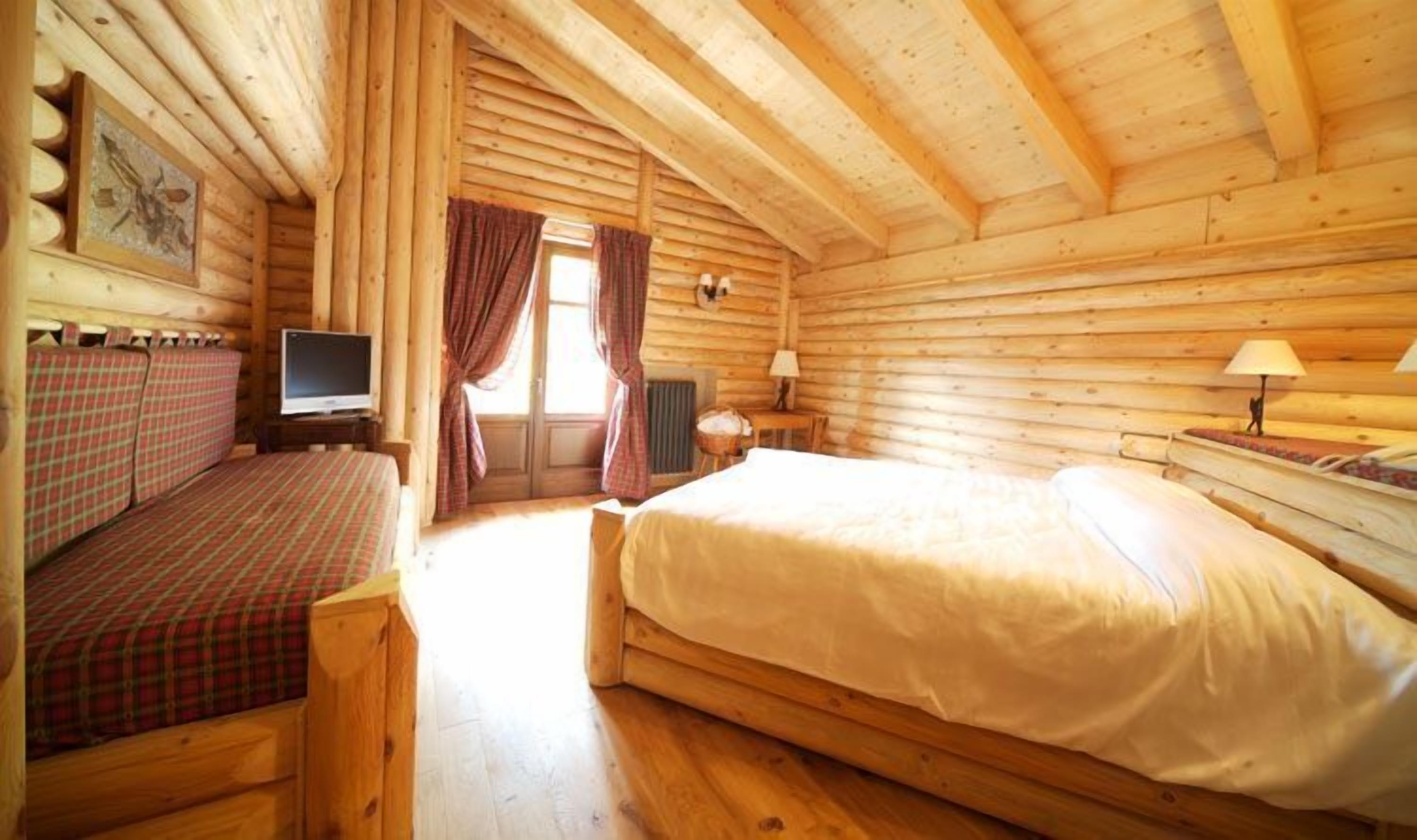 double room 40 m2 | down duvets, minibar, in-room safe, individually decorated