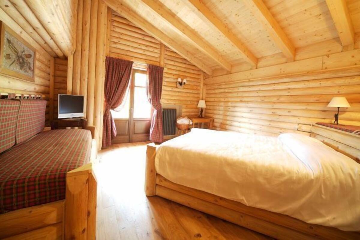 double room 40 m2 | down duvets, minibar, in-room safe, individually decorated