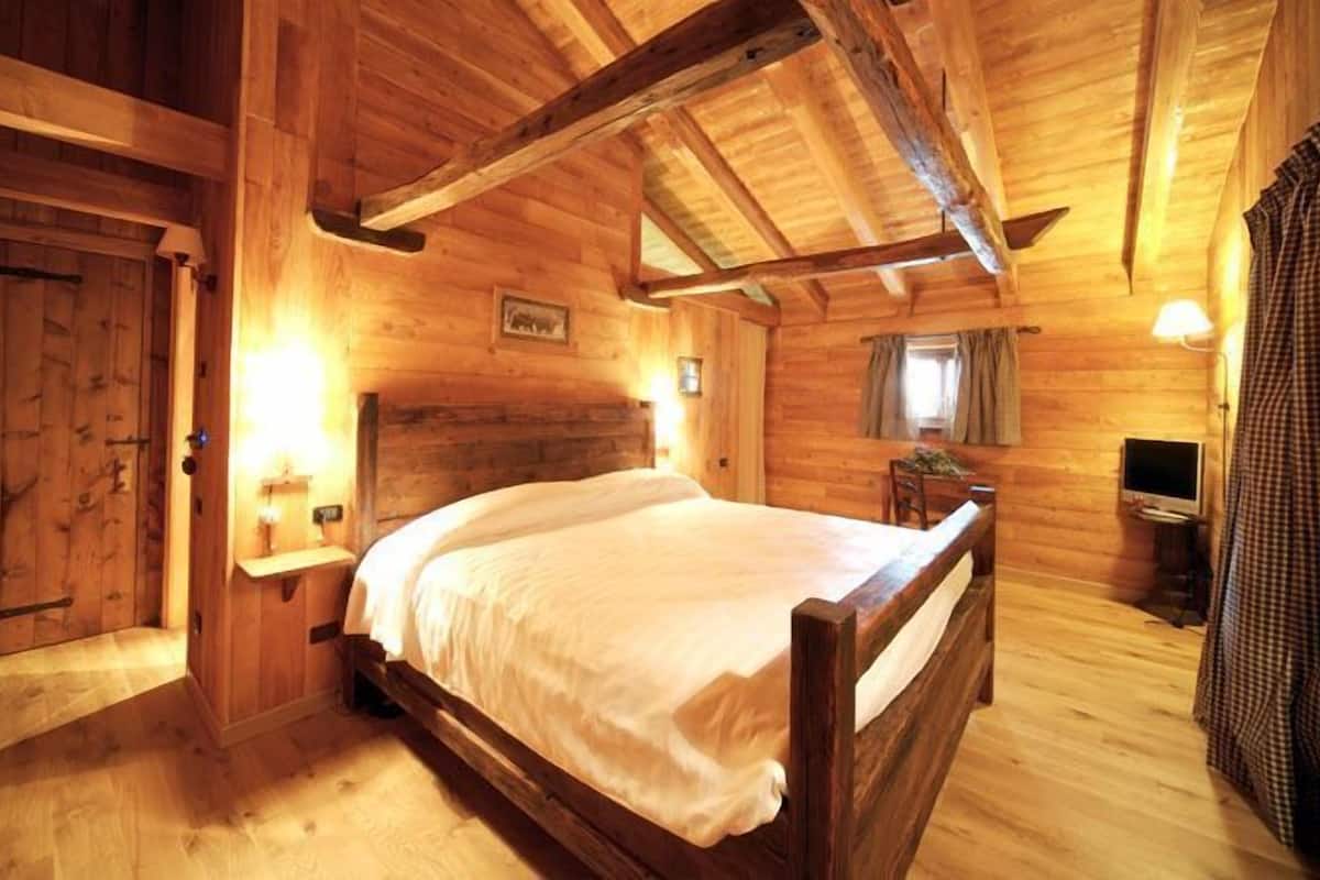 double room 40 m2 | down duvets, minibar, in-room safe, individually decorated