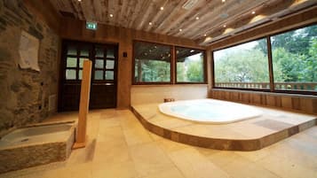 屋内スパ浴槽