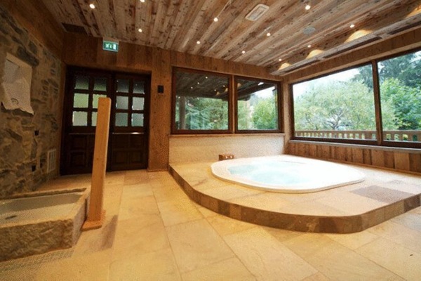 Indoor spa tub