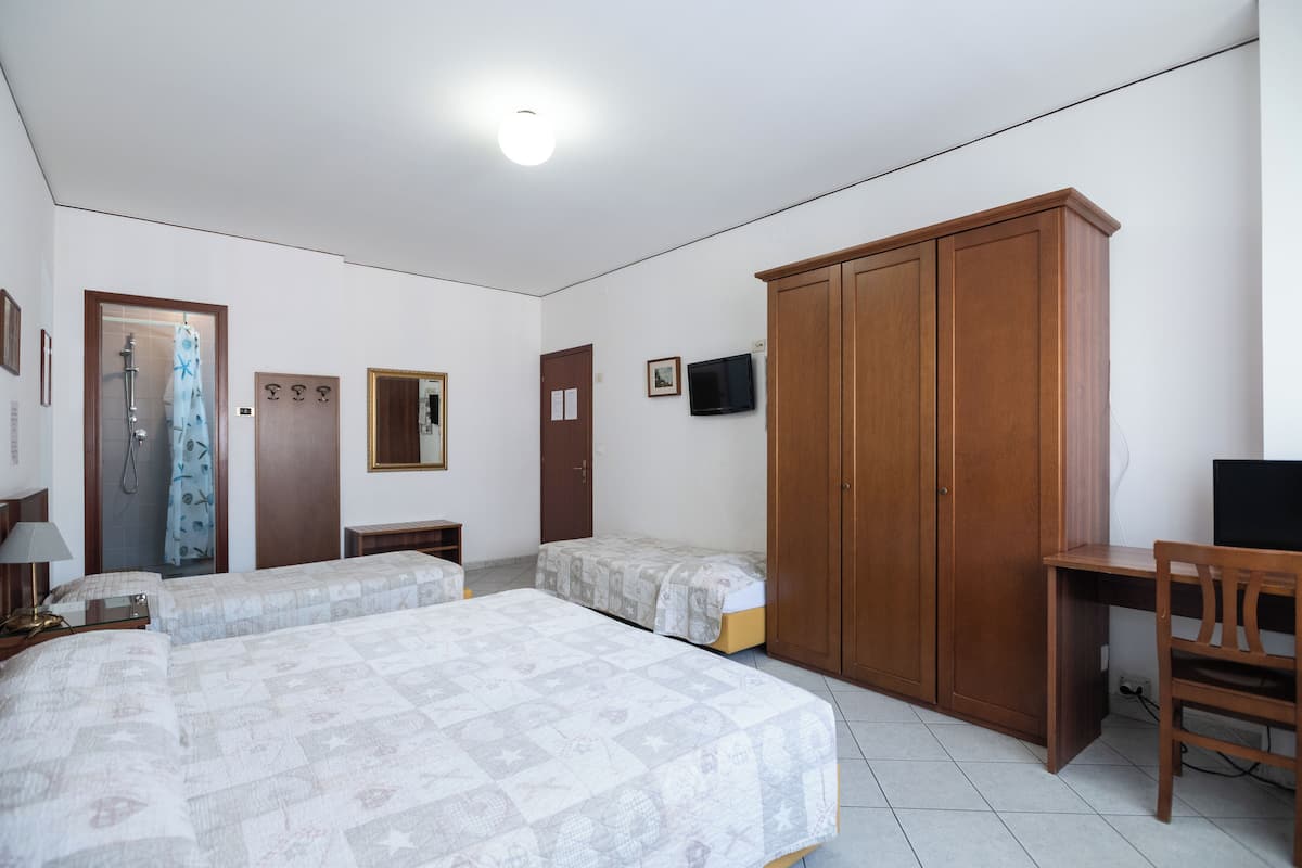 1 habitación, caja de seguridad en la habitación y escritorio