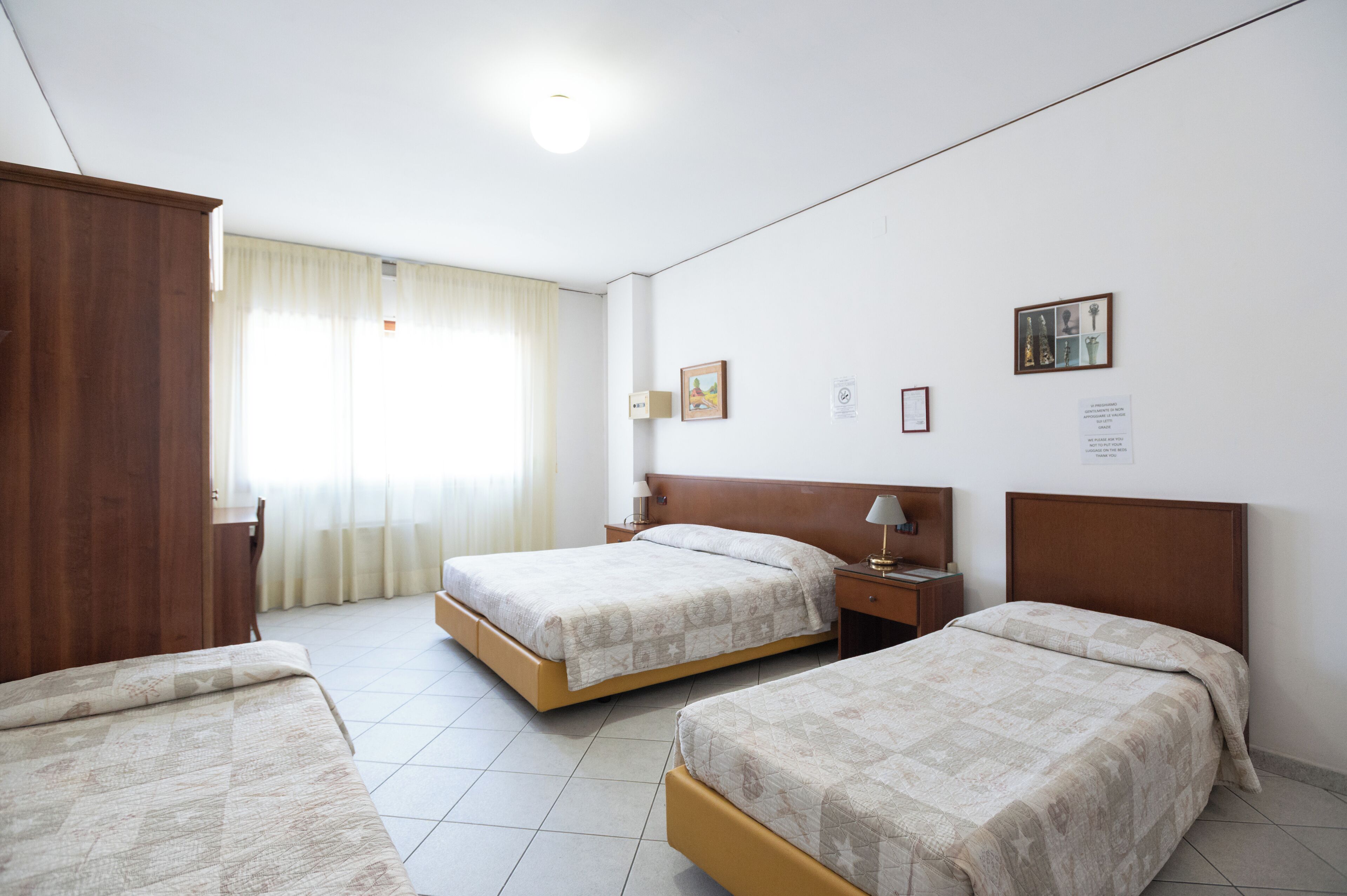 4 人部屋 | 1 室のベッドルーム、セーフティボックス (室内)、デスク、WiFi (無料)