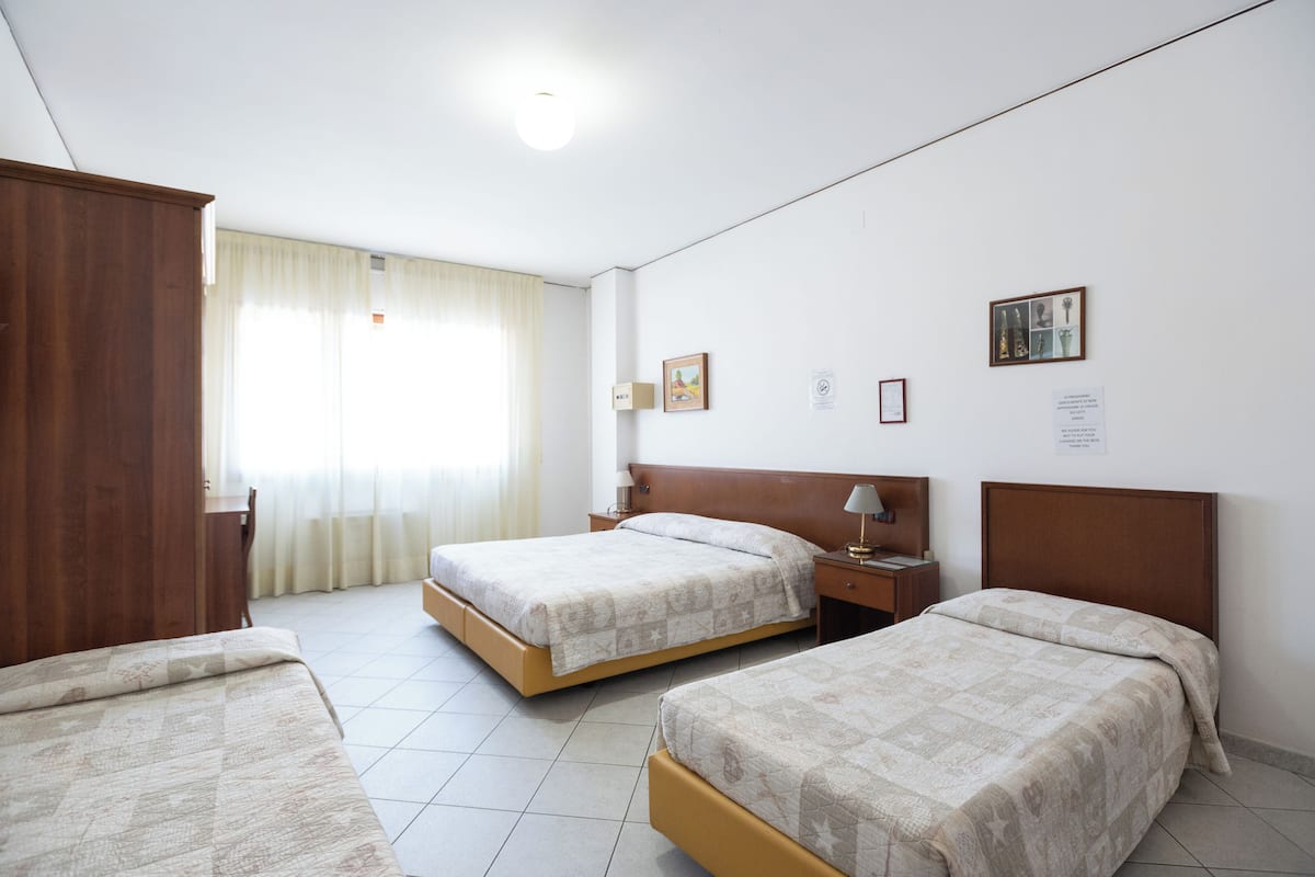 1 habitación, caja de seguridad en la habitación y escritorio