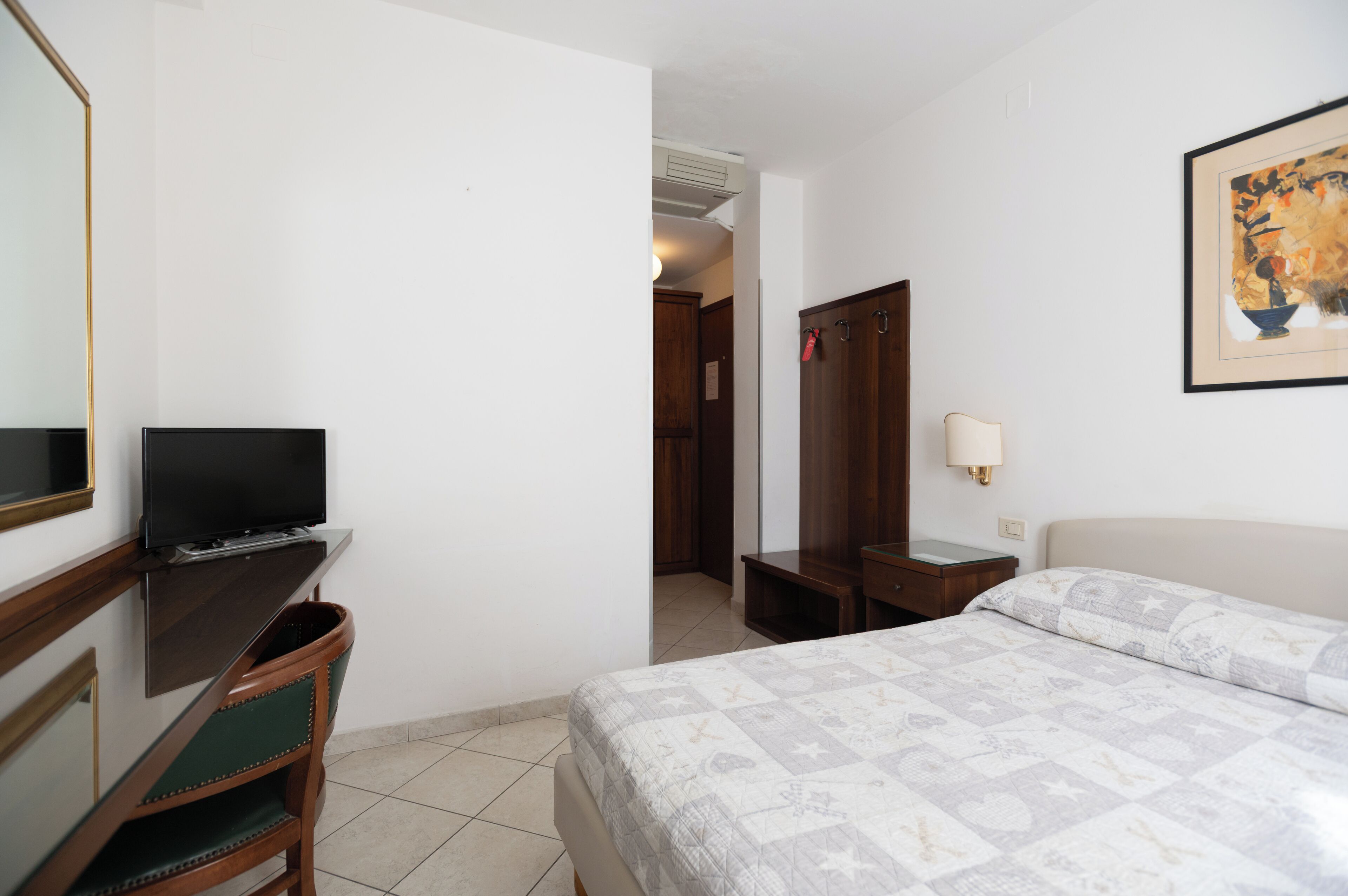 1 室のベッドルーム、セーフティボックス (室内)、 デスク、WiFi (無料)